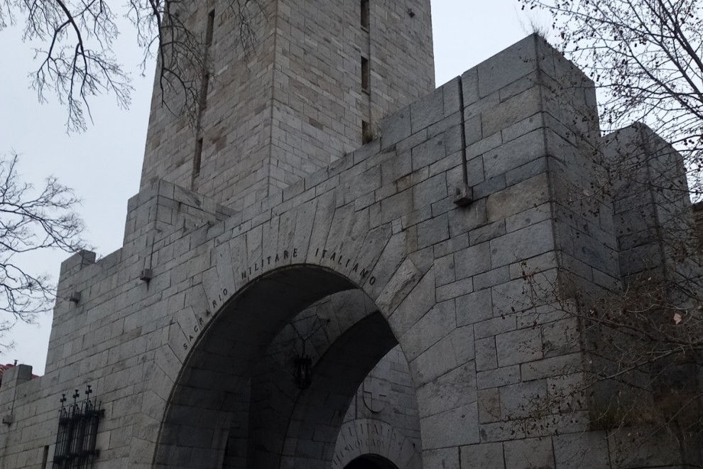 Las placas de la torre del Sagrario Militare Italiano de Zaragoza recuerdan a 577 brigadistas de ese país que murieron en la guerra civil