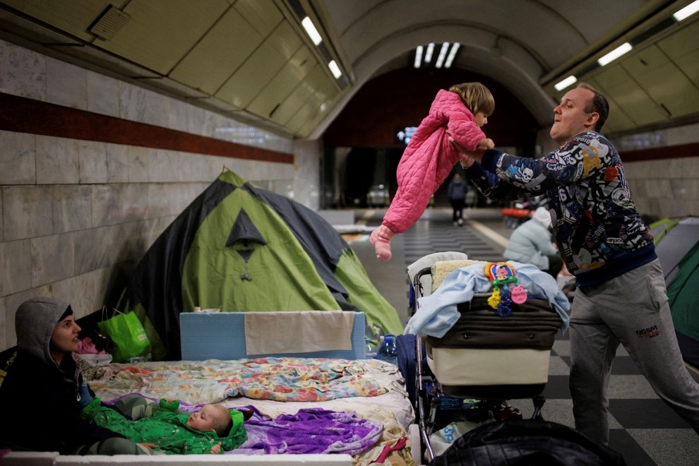 18/03/2022 Alexander Ivoshenko coge en brazos a su hija Kira, mientras su esposa sujeta a su hijo en la estación de metro donde se refugian de los ataques rusos en Kiev, Ucrania