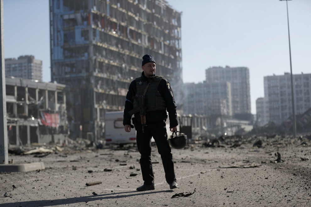 Un soldado ucraniano en el centro comercial en Kiev bombardeado por Rusia este lunes.