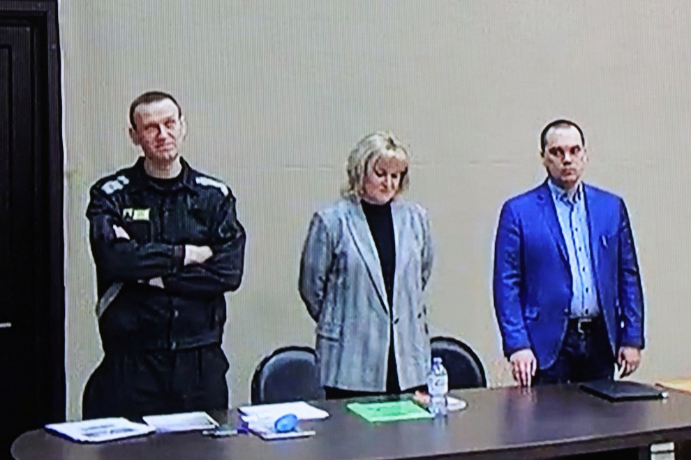 El líder de la oposición rusa Alexei Navalny junto a sus abogados Olga Mikhailova y Vadim Kobzev en la lectura de la sentencia, este martes.