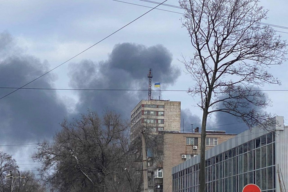 Columnas de humo salen de una zona residencial en la ciudad de Mariúpol, en el sureste de Ucrania.
