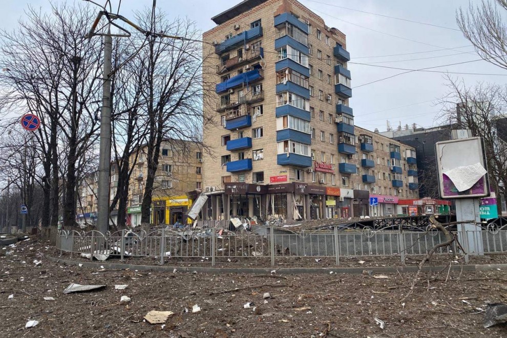 Un edificio residencial dañado por los bombarodeos atribuidos al Ejército de Moscú en la ciudad de Mariúpol.