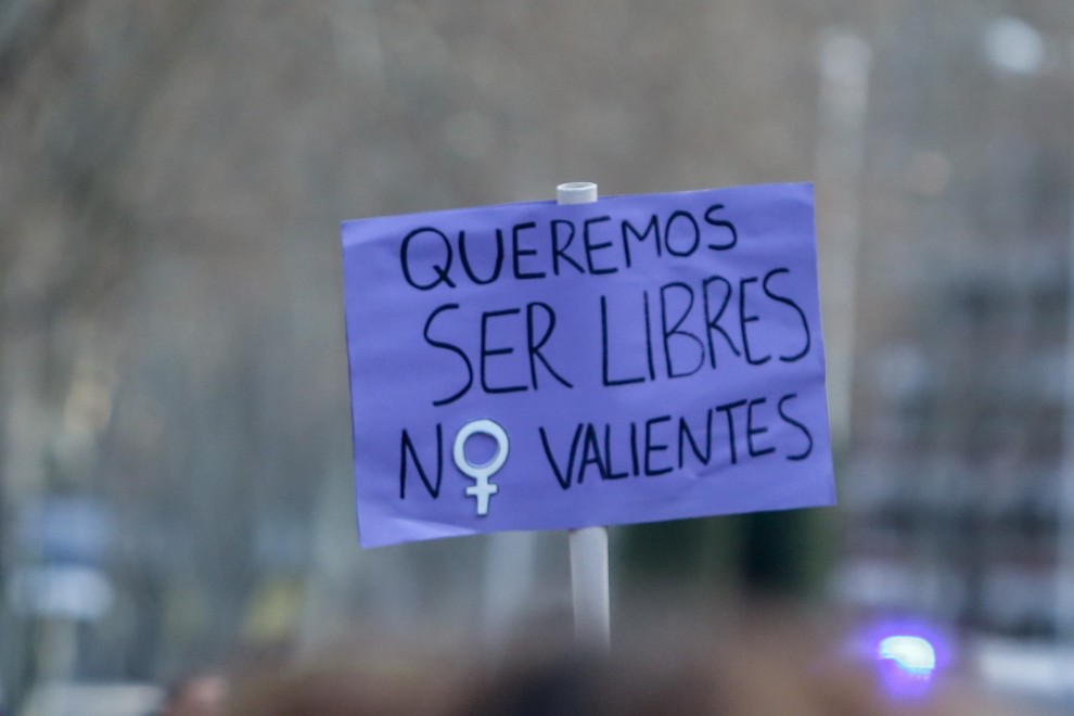 Una pancarta en una manifestación por el 8M, Día Internacional de la Mujer, desde la plaza de Atocha hasta la de Colón, a 8 de marzo de 2022, en Madrid.