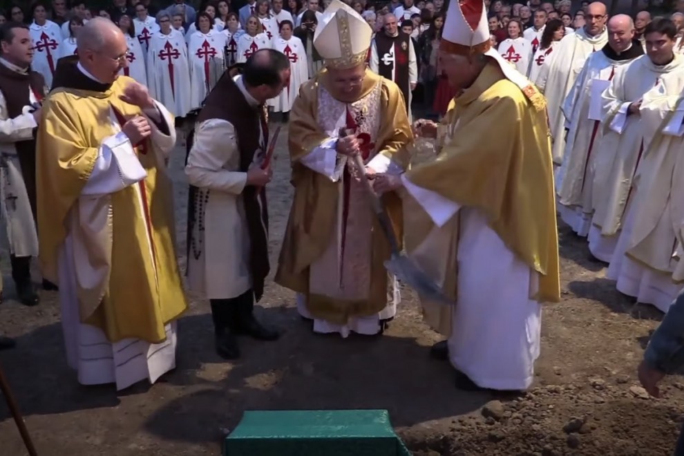 Momento en el que se colocó la primera piedra de la futura ciudad religiosa de los Heraldos del Evangelio en Sevilla la Nueva.