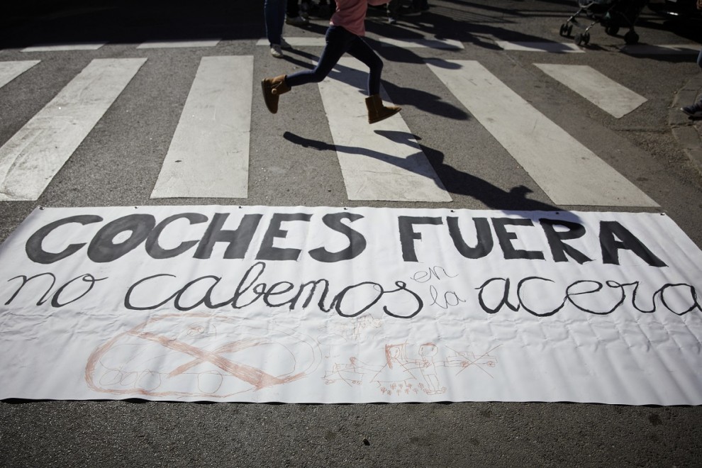Una niña cruza por el paso de cebra que hay junto al colegio madrileño Lope de Vega en una manifestación ciudadana para reclamar espacios escolares seguros y sin coches.