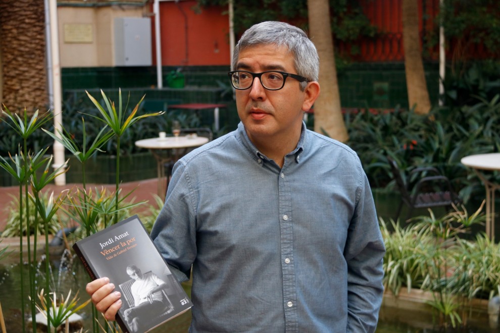08/04/2022 - Jordi Amat amb un exemplar de 'Vèncer la por', la biografia que ha dedicat a Gabriel Ferrater.