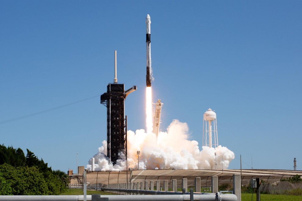- Fotografía cedida por la NASA donde se aprecia el cohete Falcon 9 de SpaceX que transporta la nave espacial Crew Dragon de la compañía mientras despega en la Misión Axiom 1 (Ax-1) a la Estación Espacial Internacional hoy viernes 8 de abril desde la base