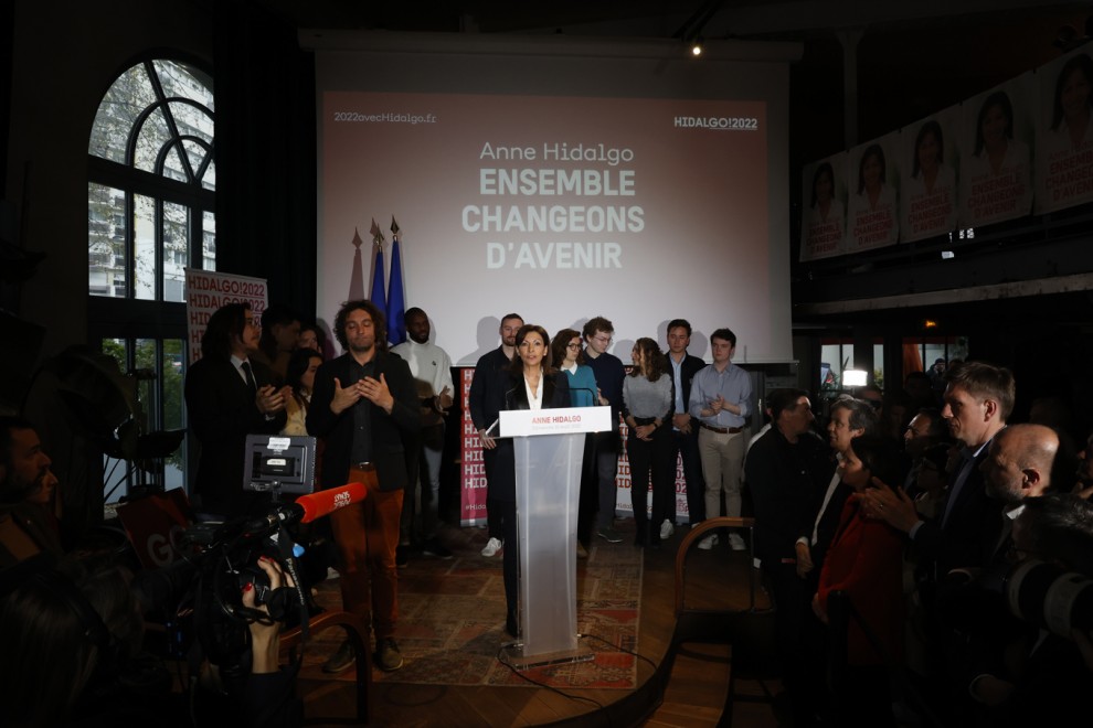 La alcaldesa de París y candidata presidencial del Partido Socialista Francés (PS), Anne Hidalgo, pronuncia un discurso después de los resultados de la primera ronda de las elecciones presidenciales francesas en París, Francia, el 10 de abril de 2022.