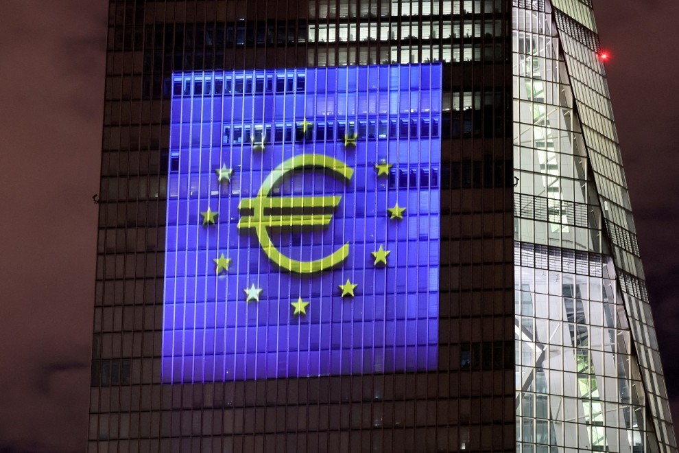 El logo del euro, en la fachada del rascacielos donde tiene su sede en Fráncfort el BCE. REUTERS/Wolfgang Rattay