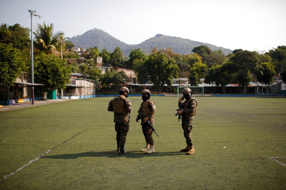 07/04/2022 Soldados, en un campo de fútbol mientras supervisan a detenidos por pintar graffitis relacionados con las pandillas