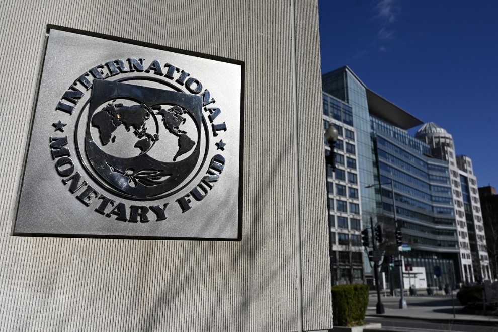 El logo del Fondo Monetario Internacional (FMI) en el exterior de su sede en Washington. OLIVIER DOULIERY / AFP