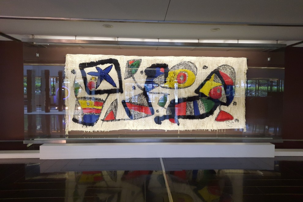 El tapiz de Joan Miró expuesto en el CaixaForum de Barcelona para su restauración