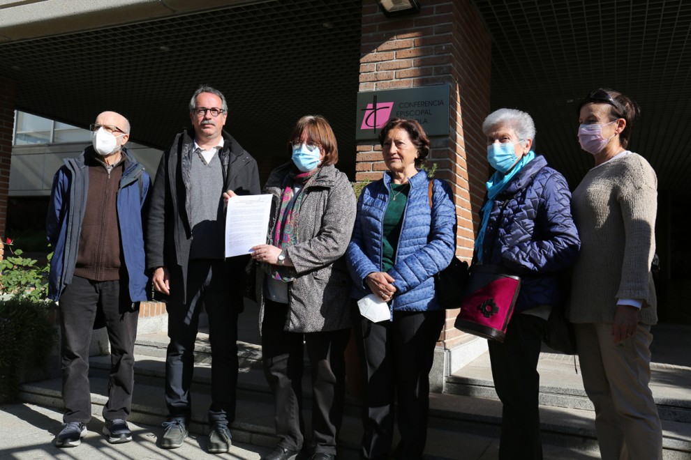 Representantes de colectivos cristianos entregan una Carta Abierta a la Conferencia Episcopal para pedir 'justicia' a víctimas de abusos, en la Sede de la Conferencia Episcopal Española, a 25 de abril, en Madrid.