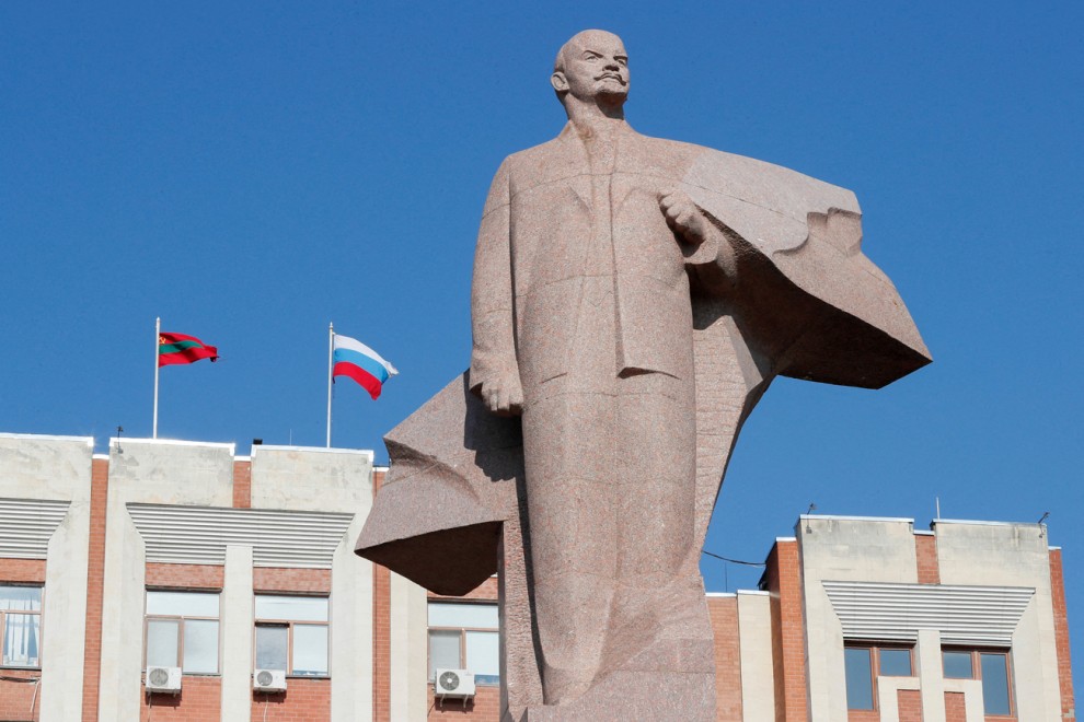 Una estatua de Lenin frente al edificio del parlamento en Tiráspol, capital de la autoproclamada república separatista de Transnistria, en territorio de Moldavia.