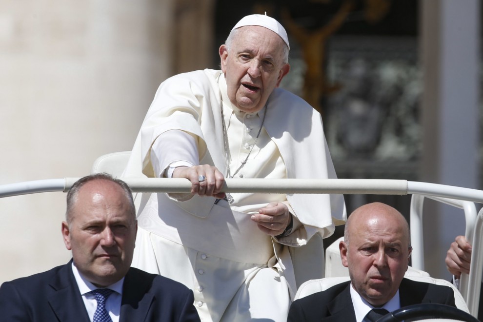 El Papa Francisco llega a la Audiencia General Papal semanal en la Plaza de San Pedro, Ciudad del Vaticano, el 27 de abril de 2022.