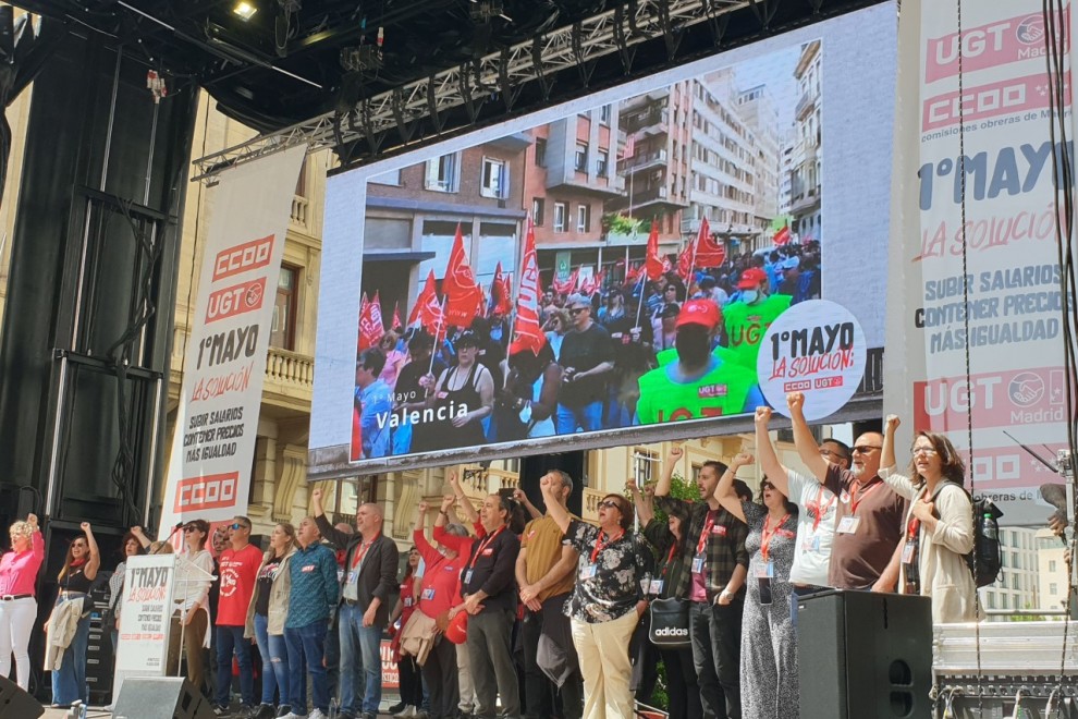 Los representantes sindicales ocupan el escenario instalado para la manifestación del Primero de mayo convocada por CCOO y UGT, a su paso por la Gran Vía de Madrid