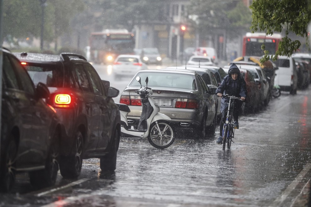 4/5/22-Una persona circula en bicicleta bajo la lluvia, a 3 de mayo de 2022, en Valencia, Comunidad Valenciana (España).