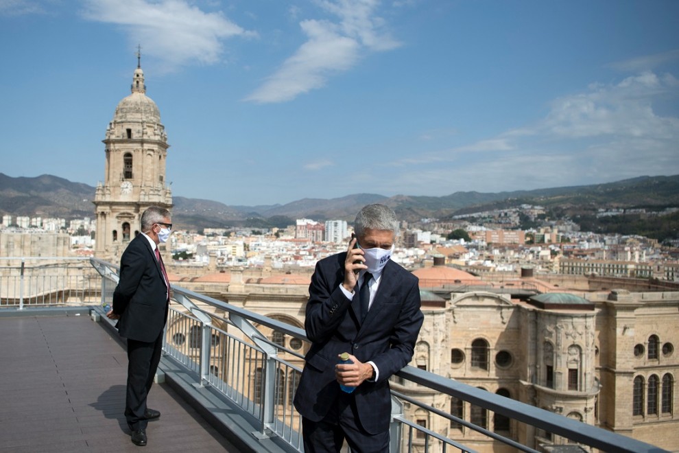 El ministro del Interior de España, Fernando Grande-Marlaska, habla por teléfono durante una conferencia de ministros del Interior de MED5 sobre políticas de migración y asilo en los países mediterráneos de Europa, en Málaga el 25 de septiembre de 2021.