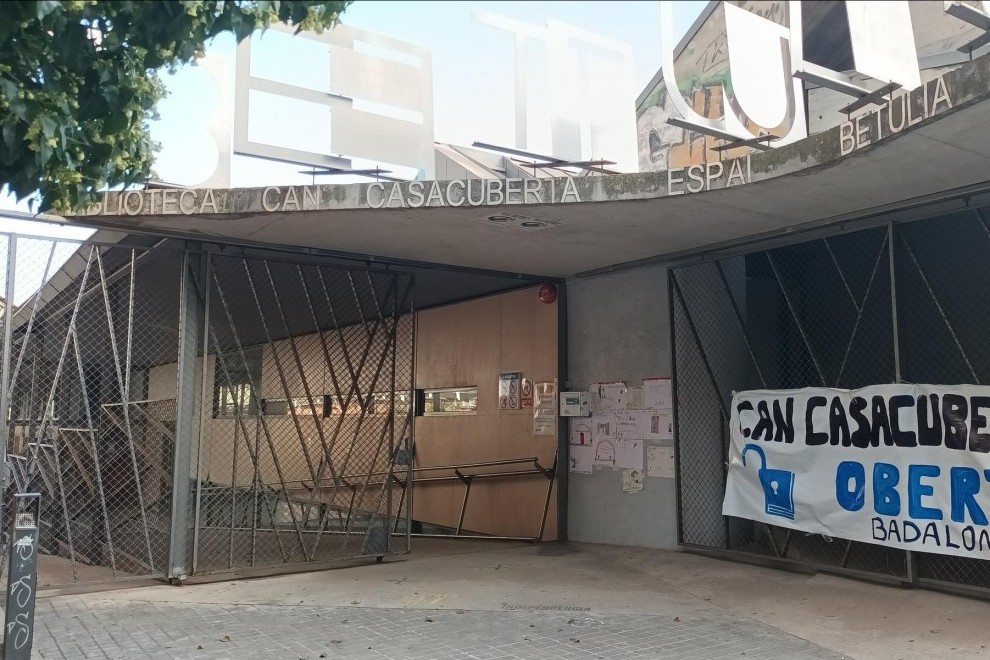 05/05/2022 - Una pancarta reivindicativa a les portes de la biblioteca tancada