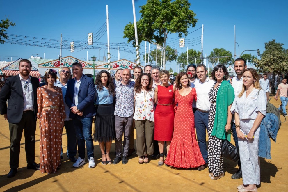 Yolanda Díaz, junto con los líderes de las izquierdas andaluzas, este jueves en la Feria de Sevilla.