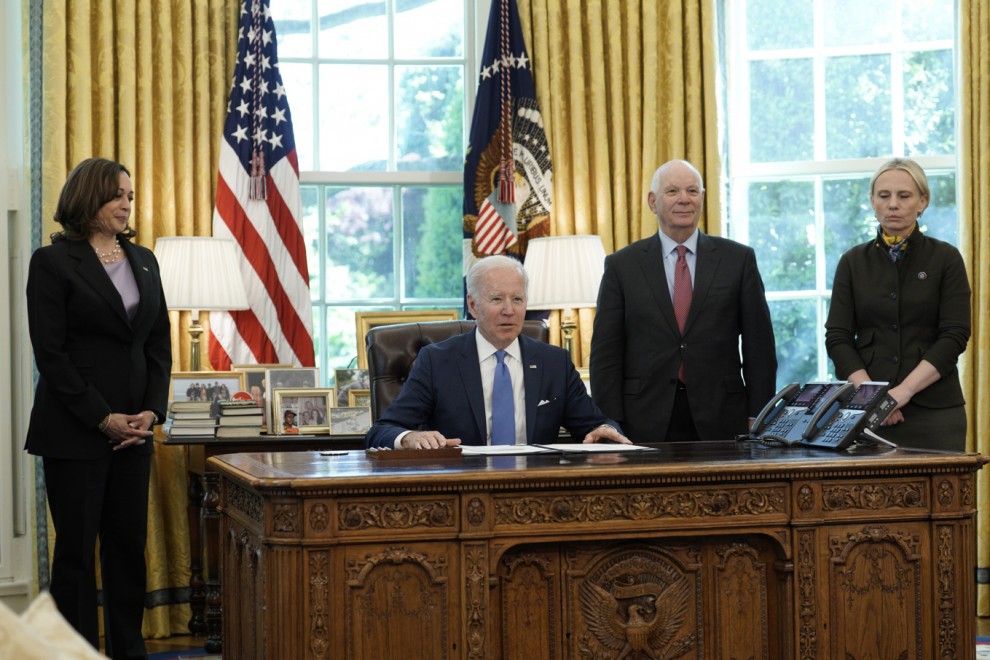 El presidente de los Estados Unidos, Joe Biden, habla con los medios de comunicación antes de firmar la Ley de Préstamo y Arriendo de Ucrania en la Oficina Oval de la Casa Blanca en Washington, DC, Estados Unidos, el 09 de mayo de 2022.