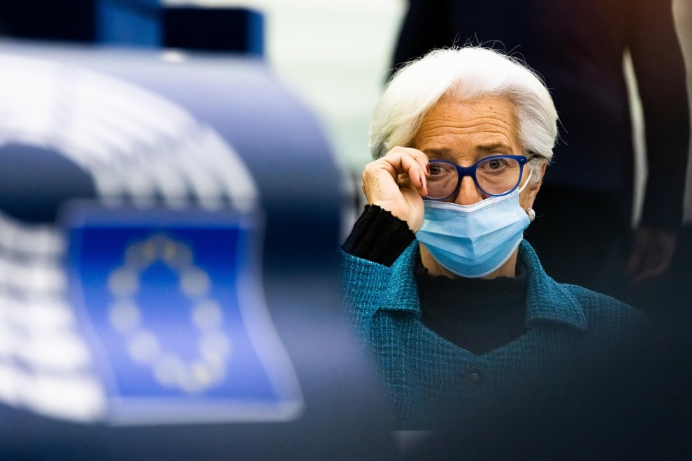 La presidenta del BCE, Christine Lagarde, con mascarilla, en un un Pleno del Parlamento Europeo, en Estrasburgo. E.P./Philipp von Ditfurth/dpa