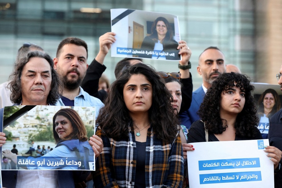 Periodistas libaneses sostienen fotografías de la reportera de Al Jazeera Shireen Abu Akleh, quien fue asesinada durante una redada israelí en Jenin, en la Cisjordania ocupada, para expresar su solidaridad, frente al edificio de la ONU en Beirut, Líbano,