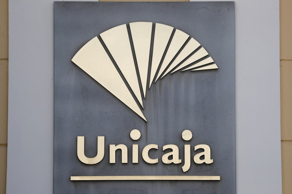 El logo de Unicaja en la fachada de una de las sucursales del banco en la localidad malagueña de  Ronda. REUTERS/Jon Nazca