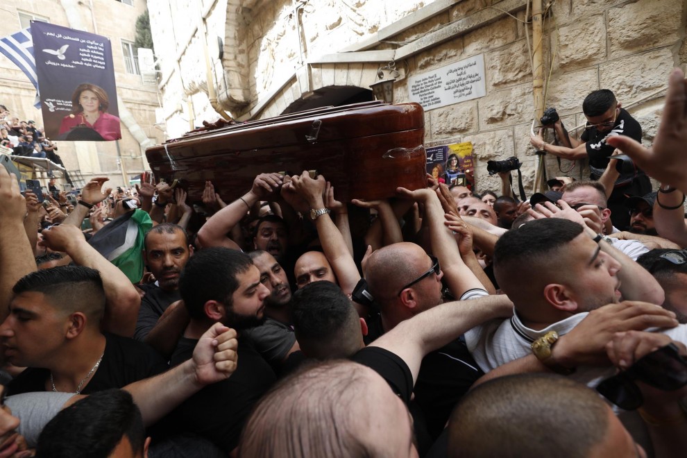 El ataúd de la periodista palestina asesinada Shireen Abu Akleh durante una procesión antes de su funeral en la Ciudad Vieja de Jerusalén, el 13 de mayo de 2022.