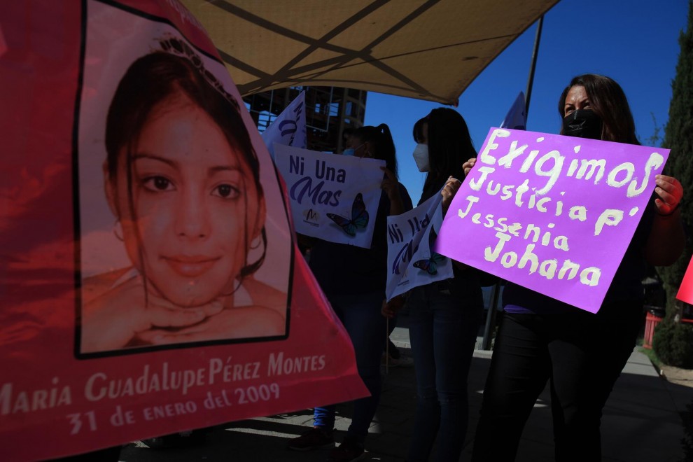 Madres y familiares de desaparecidos protestan hoy, frente a las instalaciones del Hospital Estatal de la Mujer, en Ciudad Juárez, estado de Chihuahua (México
