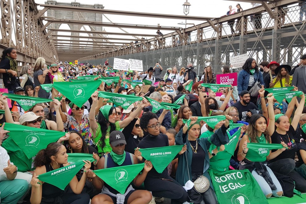 Miles de neoyorquinas cruzan el puente de Brooklyn en favor del aborto libre, el 14 de mayo de 2022