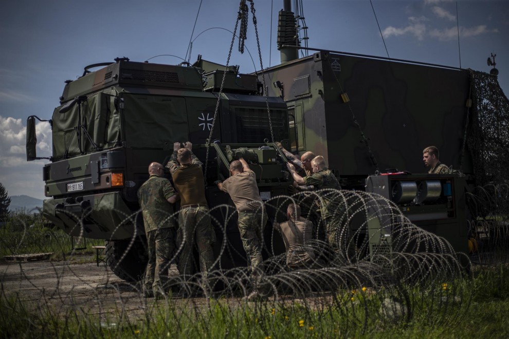 Soldados alemanes trabajan en el sistema de defensa antimisiles Patriot de la OTAN  en la base aérea de Sliac, Eslovaquia.