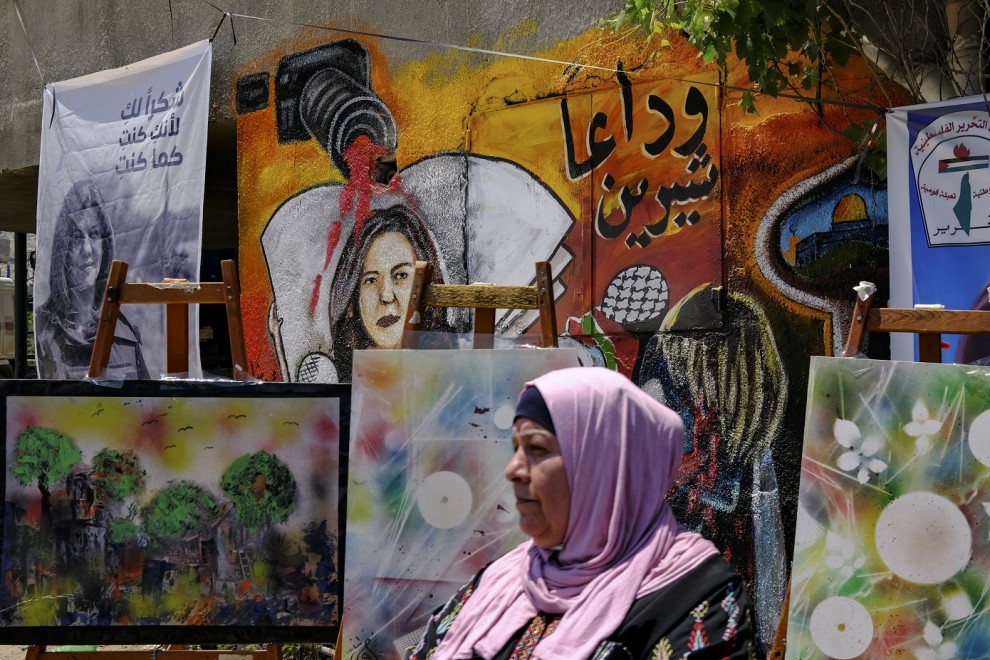 19/05/2022-Una mujer se encuentra este viernes 19 de mayo delante de un mural, que forma parte de una exposición de arte en honor a la periodista Shireen Abu Akleh, en el lugar donde fue asesinada
