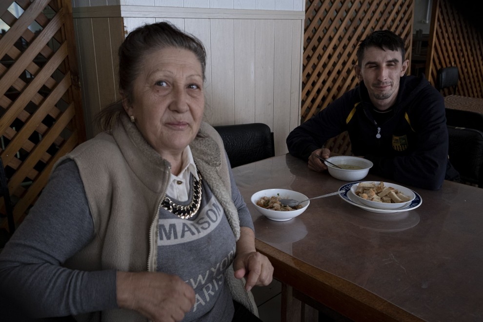 Igor y su madre, en el comedor del Sanatorio de Berminvody, donde viven desde que el Ejército ucraniano liberó su pueblo de la ocupación rusa
