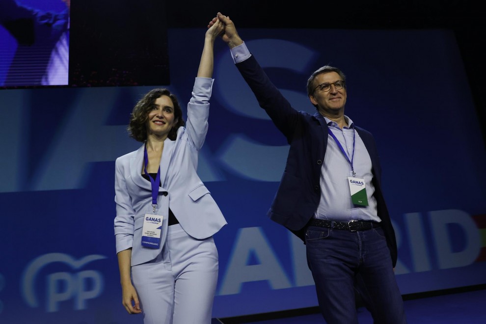 La presidenta del PP de Madrid, Isabel Díaz Ayuso, y el líder del PP, Alberto Núñez Feijóo, en la segunda jornada del Congreso extraordinario del PP de Madrid que se celebra este sábado.