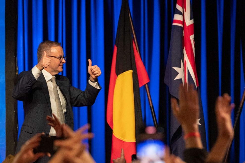 El líder de la oposición australiana, Anthony Albanese, hace un gesto mientras baja del escenario durante una recepción después de ganar las elecciones generales de 2022 en Sídney el 21 de mayo de 2022.
