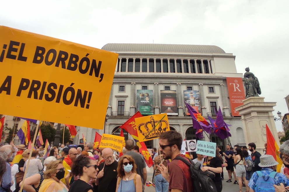 Cartel que dice 'El Borbón, a prisión' en la manifestación republicana en Madrid a 22 de mayo de 2022