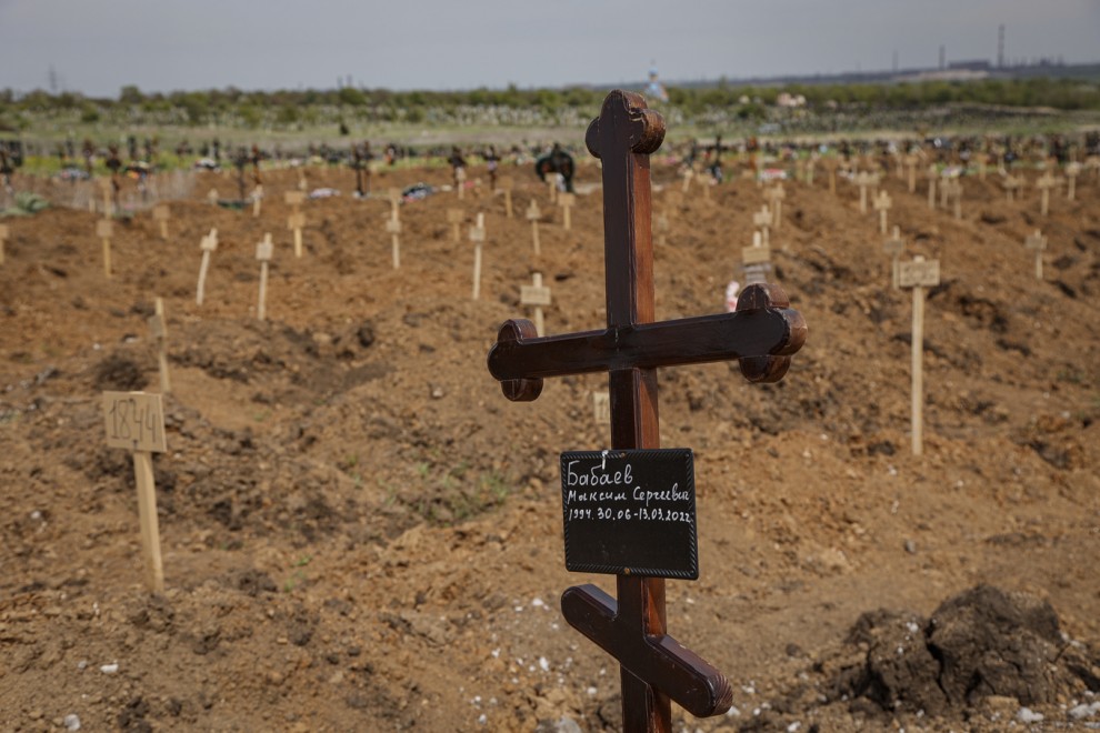 23/05/2022 - Vista de un cementerio improvisado para los caídos durante la invasión rusa en la localidad de Staryi Krym, en las afueras de Mariupol, Ukraine este domingo.