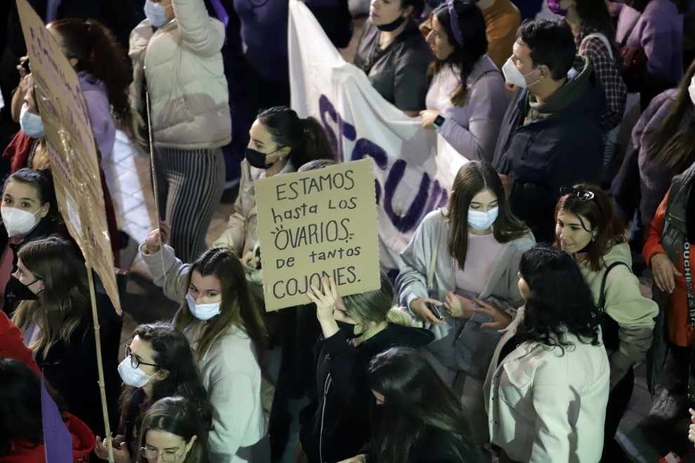 Miles de personas se lanzan a la calle en una movilización feminista por el 8M en Málaga.