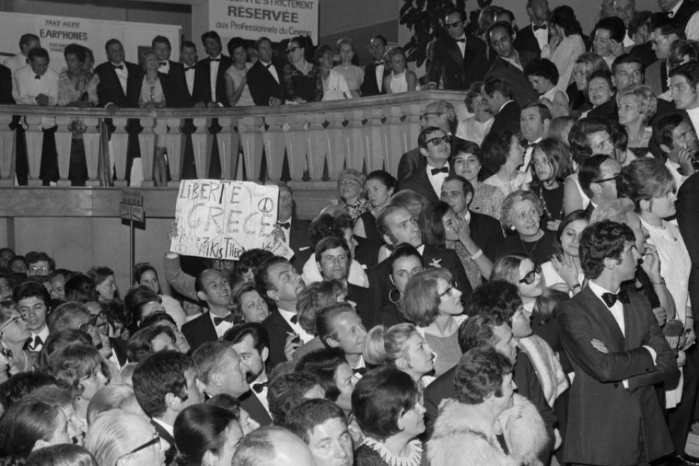 Manifestantes con pancartas ingresan al Palais des Festivals en Cannes el 22 de mayo de 1968, durante la proyección de la película 'Z' de Costa Gravas.