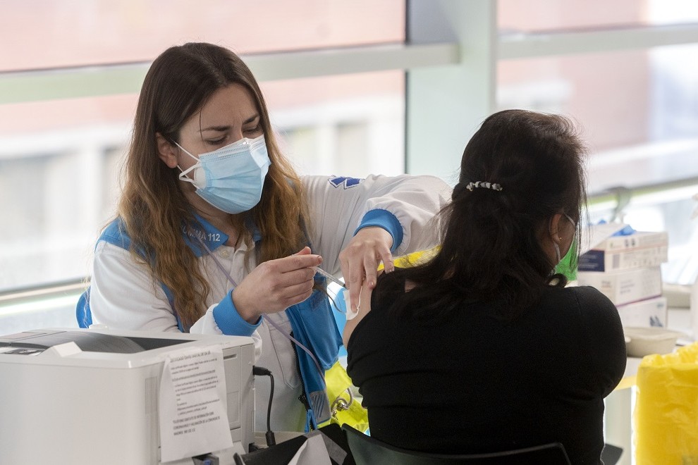 31/05/2022. Una mujer recibe la tercera dosis de la vacuna contra la covid 19, en el WiZink Center, a 20 de enero de 2022.