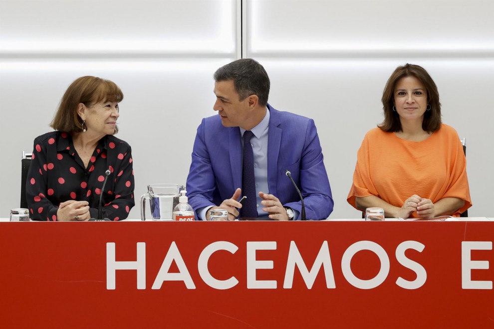 El secretario general del PSOE y presidente del Gobierno, Pedro Sánchez (c), conversa con la presidenta del partido, Cristina Narbona, en presencia de la vicesecretaria general del PSOE, Adriana Lastra (d), mientras preside la reunión de la Ejecutiva Fede