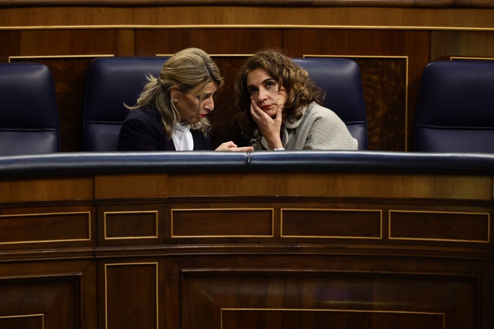 La vicepresidenta segunda y ministra de Trabajo, Yolanda Díaz, y la ministra de Hacienda y Función Pública, María Jesús Montero, conversan en sus escaños del Congreso de los Diputados. E.P./Eduardo Parra