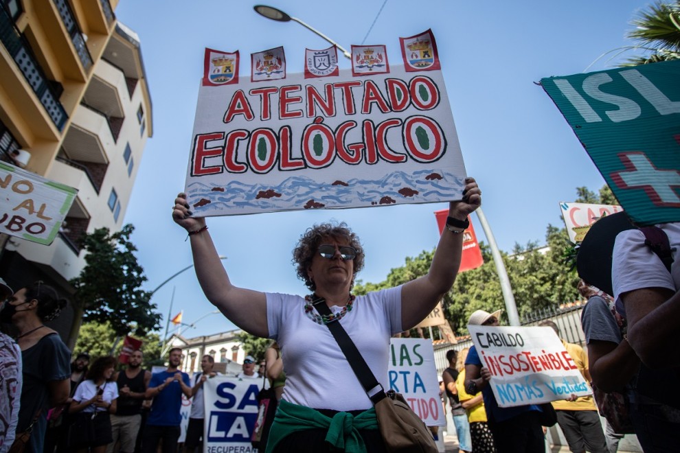 Una mujer sostiene una pancarta en la manifestación ecologista de Tenerife de este sábado