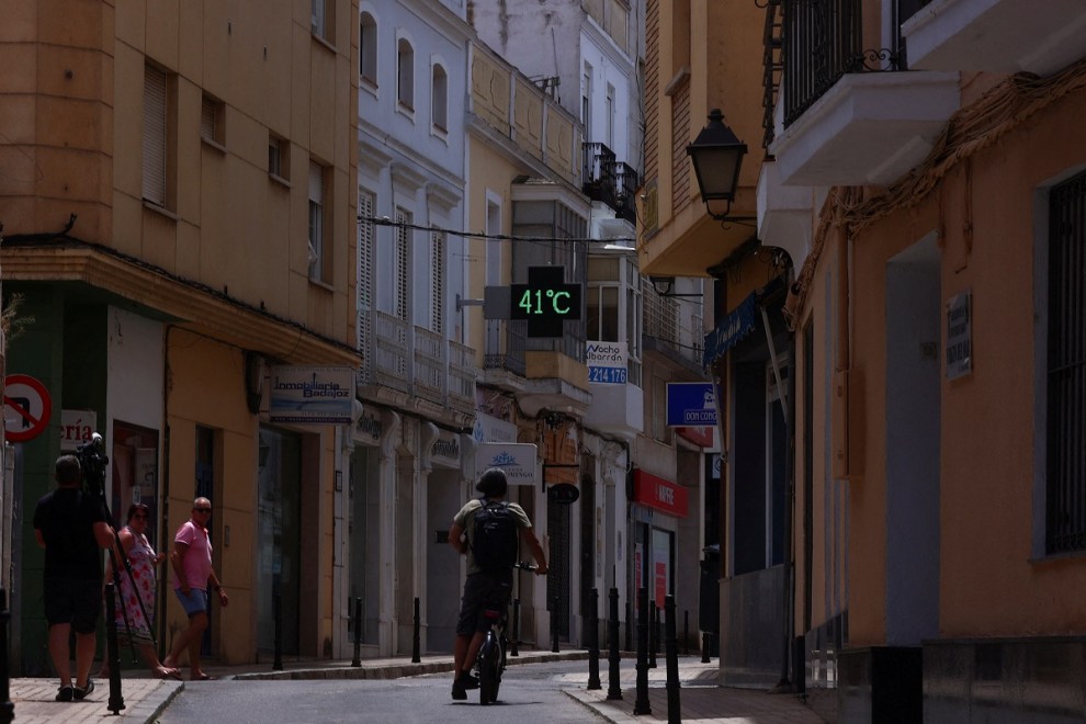 Varias personas caminan por las calles de Badajoz con temperaturas por encima de los 40ºC en la primera ola de calor del año.