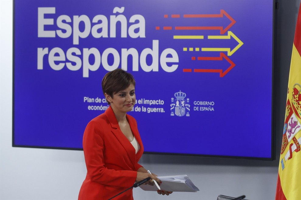 La ministra de Política Territorial y portavoz del Gobierno, Isabel Rodríguez, se dirige a dar una rueda de prensa tras la reunión del Consejo de Ministros en el complejo del Palacio de La Moncloa, este martes, en Madrid