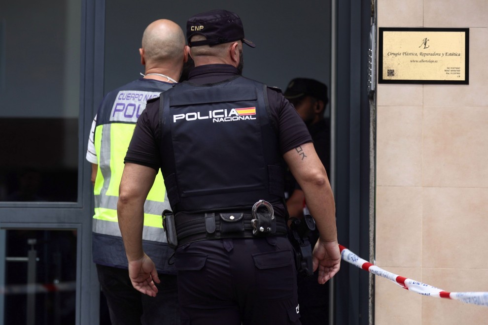 Varios agentes trabajan en el portal de la vivienda donde han hallado a tres personas muertas a balazos, en la calle Serrano, a 20 de junio de 2022, en Madrid (España).