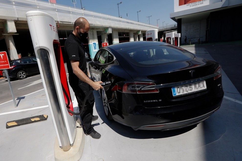 21/06/2022. Una persona recarga un coche eléctrico en un punto de recarga, a 27 de julio de 2021, en Murcia.