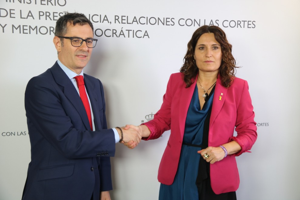El ministre de Presidència, Félix Bolaños, i la consellera de Presidència, Laura Vilagrà, se saluden a la Moncloa.