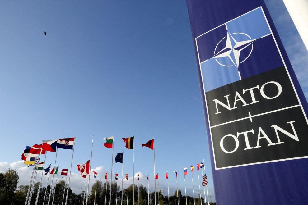 El logo de la OTAN (NATO, en sus siglas en inglés) y las banderas de los países miembros de la alianza, en el exterior de su sede en Bruselas. REUTERS/Pascal Rossignol